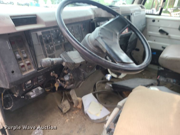 image for item MO9977 1999 International 4700  flatbed truck