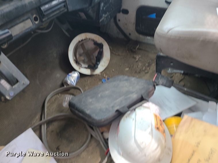 image for item MO9977 1999 International 4700  flatbed truck