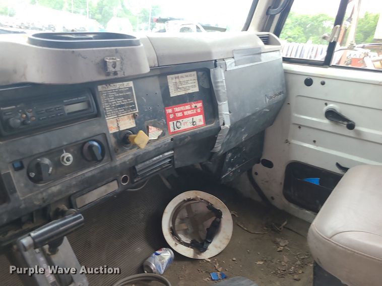 image for item MO9977 1999 International 4700  flatbed truck