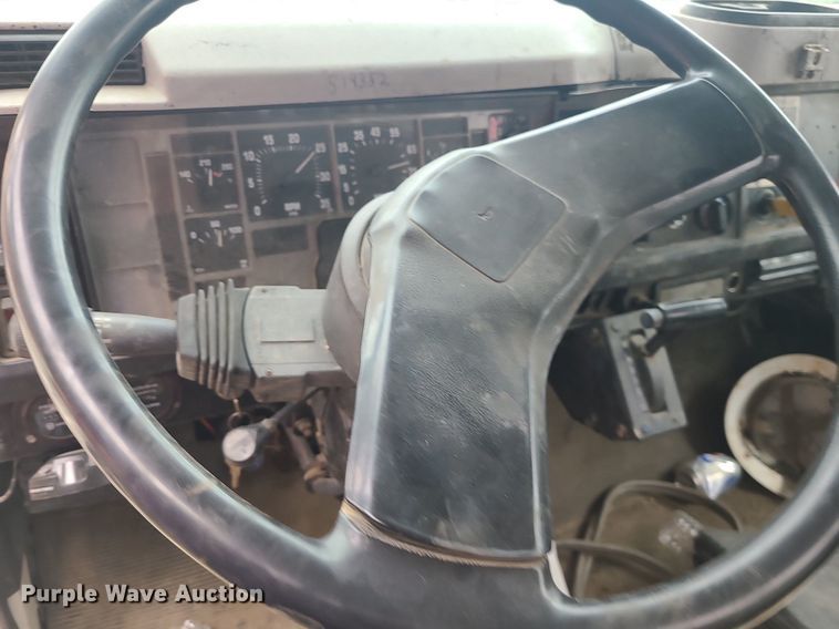 image for item MO9977 1999 International 4700  flatbed truck