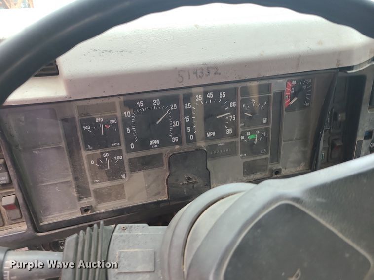 image for item MO9977 1999 International 4700  flatbed truck