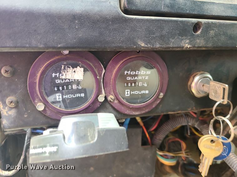 image for item MO9977 1999 International 4700  flatbed truck