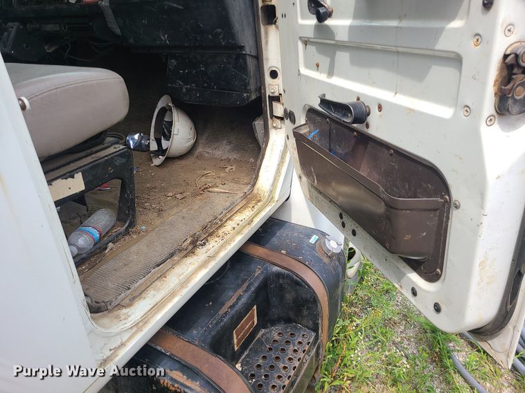 image for item MO9977 1999 International 4700  flatbed truck