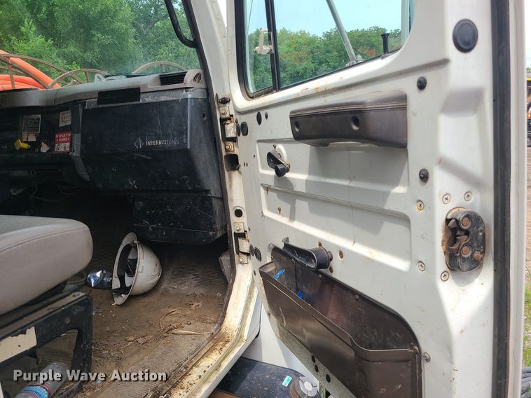 image for item MO9977 1999 International 4700  flatbed truck