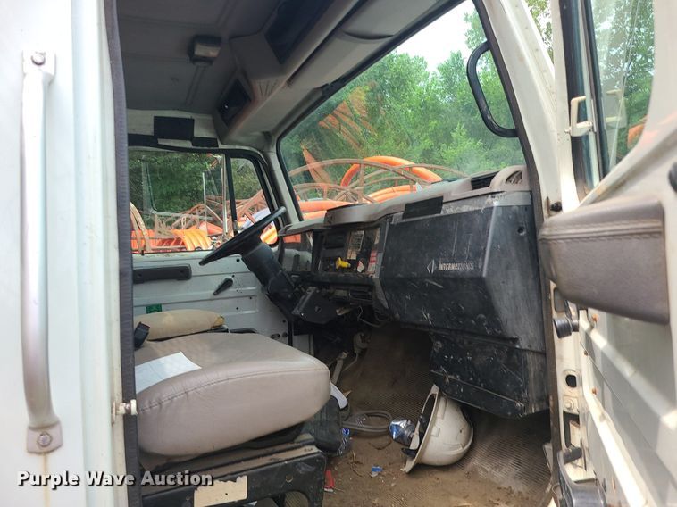 image for item MO9977 1999 International 4700  flatbed truck