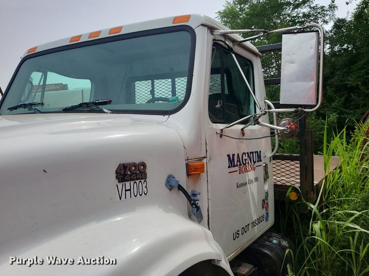 image for item MO9977 1999 International 4700  flatbed truck