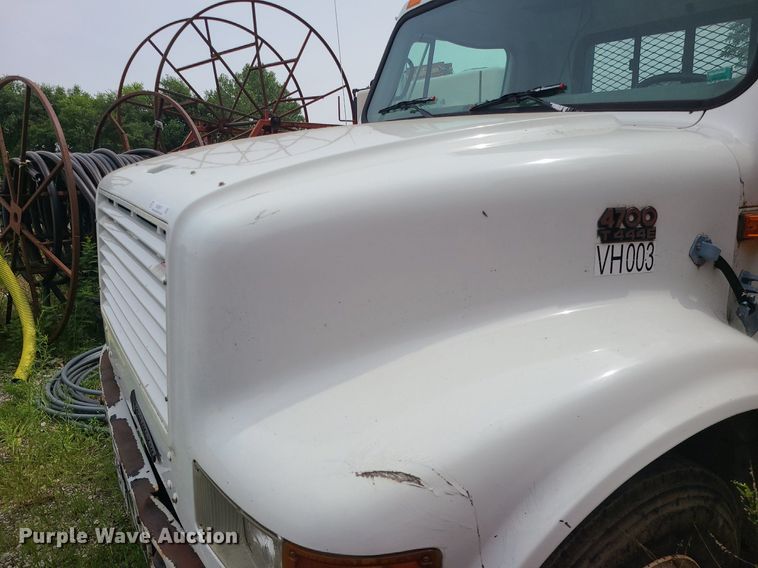 image for item MO9977 1999 International 4700  flatbed truck