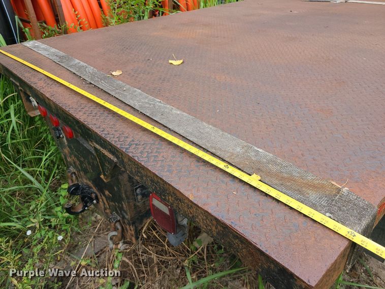 image for item MO9977 1999 International 4700  flatbed truck