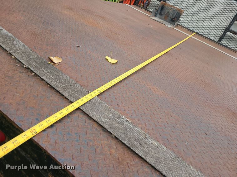 image for item MO9977 1999 International 4700  flatbed truck