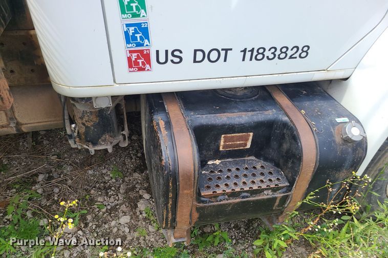 image for item MO9977 1999 International 4700  flatbed truck