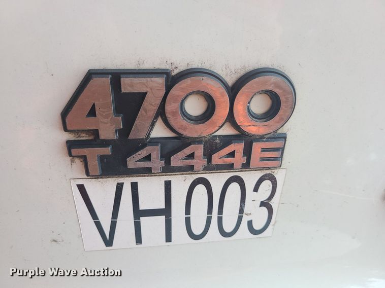 image for item MO9977 1999 International 4700  flatbed truck