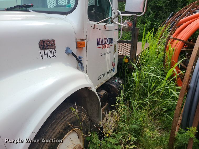 image for item MO9977 1999 International 4700  flatbed truck