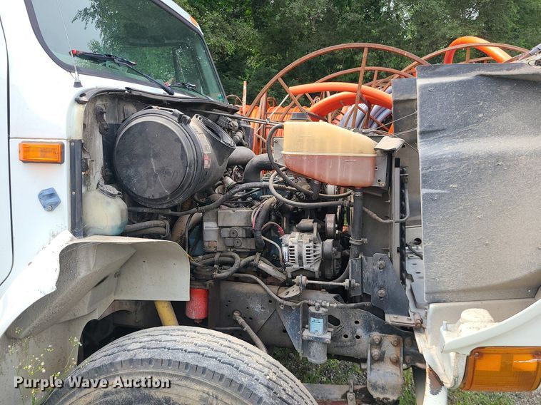 image for item MO9977 1999 International 4700  flatbed truck