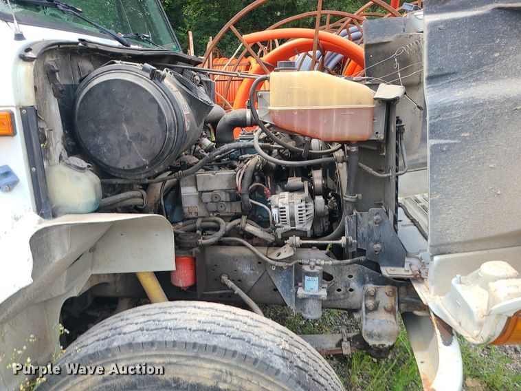 image for item MO9977 1999 International 4700  flatbed truck