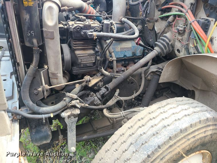 image for item MO9977 1999 International 4700  flatbed truck