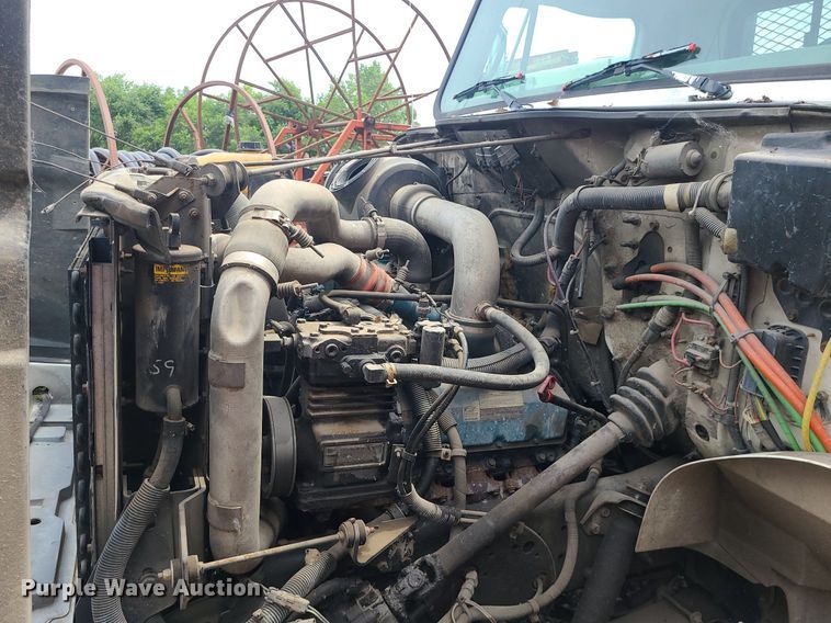 image for item MO9977 1999 International 4700  flatbed truck