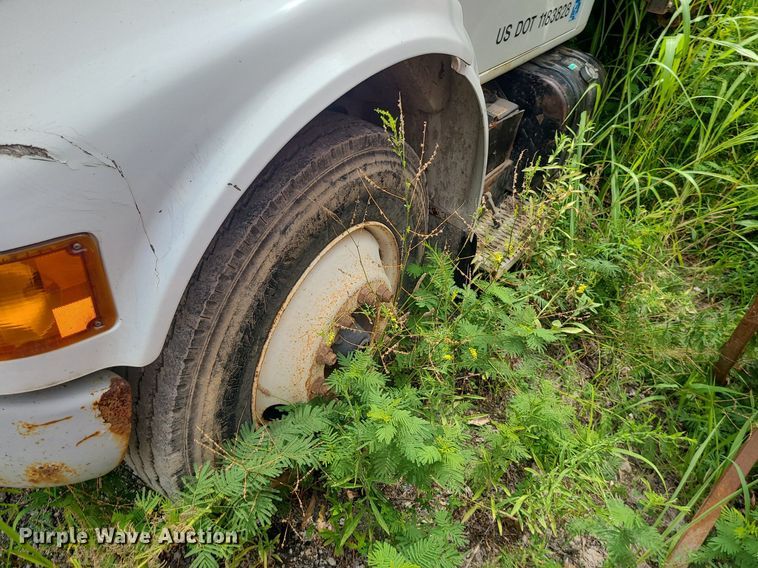 image for item MO9977 1999 International 4700  flatbed truck