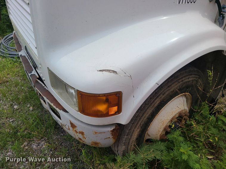 image for item MO9977 1999 International 4700  flatbed truck