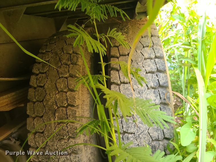 image for item MO9977 1999 International 4700  flatbed truck