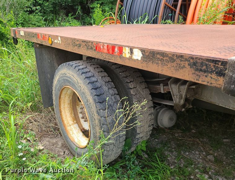 image for item MO9977 1999 International 4700  flatbed truck