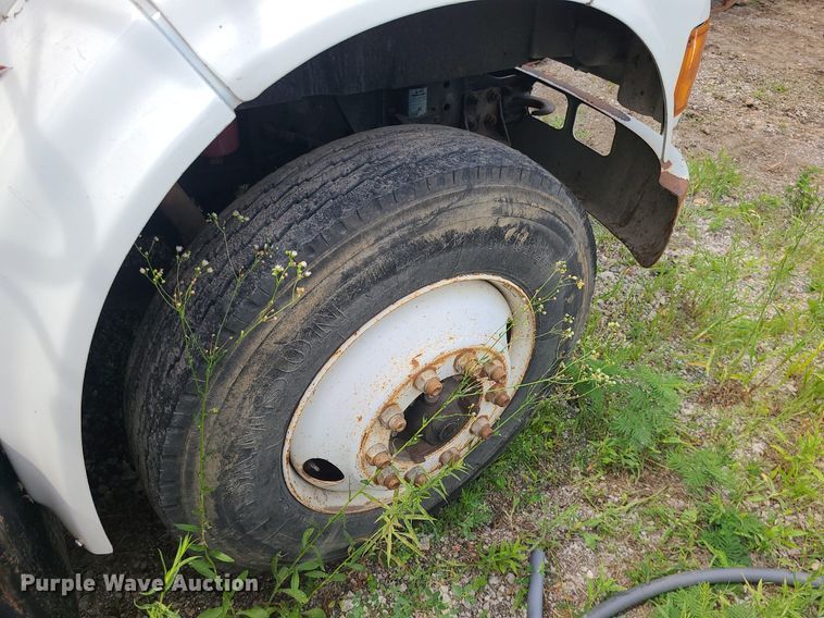 image for item MO9977 1999 International 4700  flatbed truck