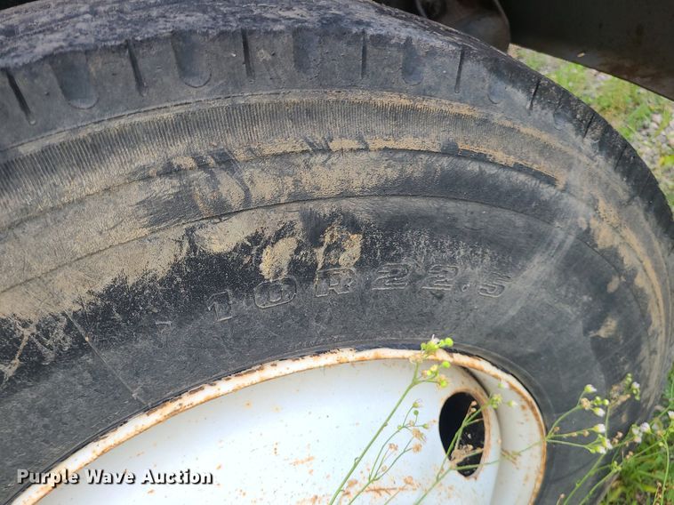 image for item MO9977 1999 International 4700  flatbed truck