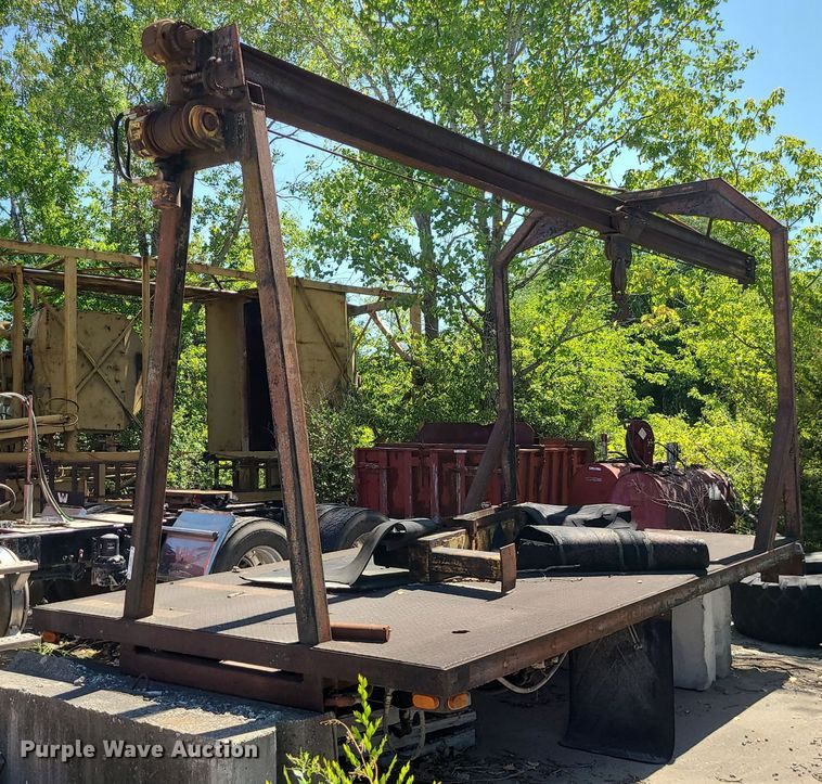 image for item MO9990 Flatbed with hoist