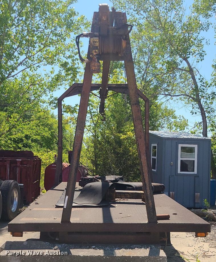 image for item MO9990 Flatbed with hoist