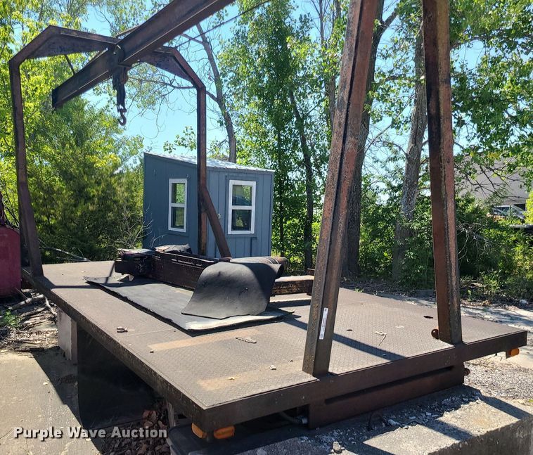 image for item MO9990 Flatbed with hoist