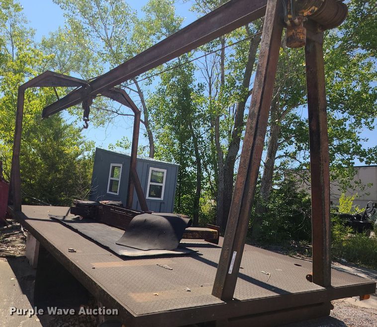 image for item MO9990 Flatbed with hoist