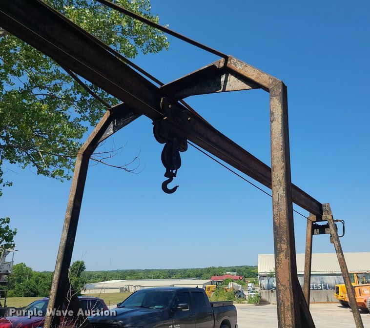 image for item MO9990 Flatbed with hoist