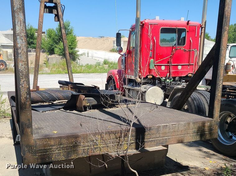 image for item MO9990 Flatbed with hoist