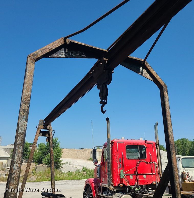 image for item MO9990 Flatbed with hoist