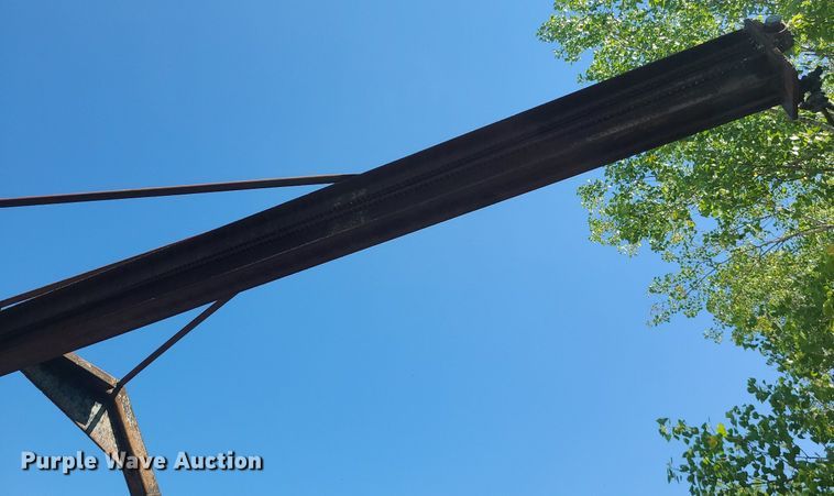 image for item MO9990 Flatbed with hoist