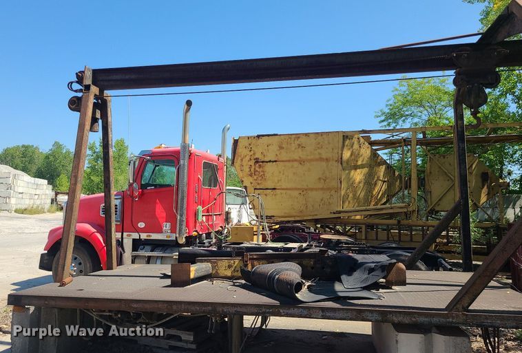 image for item MO9990 Flatbed with hoist