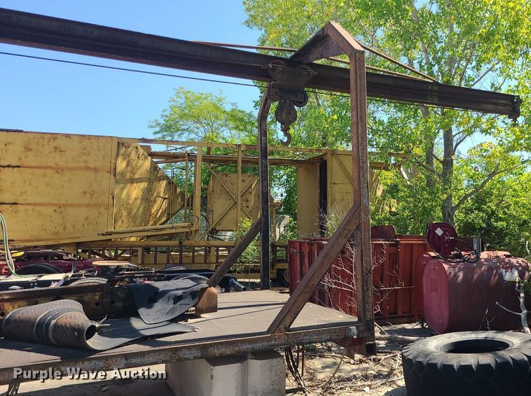 image for item MO9990 Flatbed with hoist