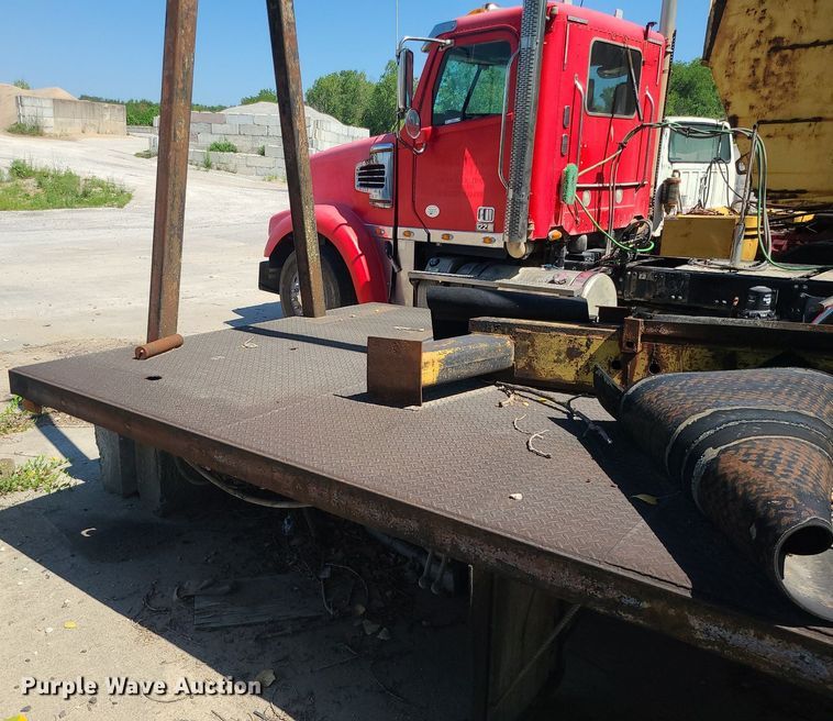 image for item MO9990 Flatbed with hoist