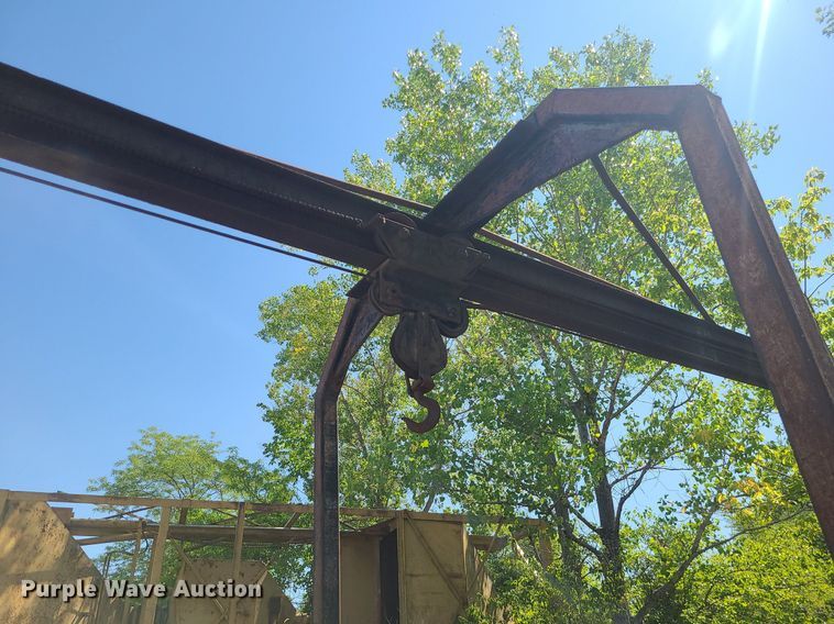 image for item MO9990 Flatbed with hoist