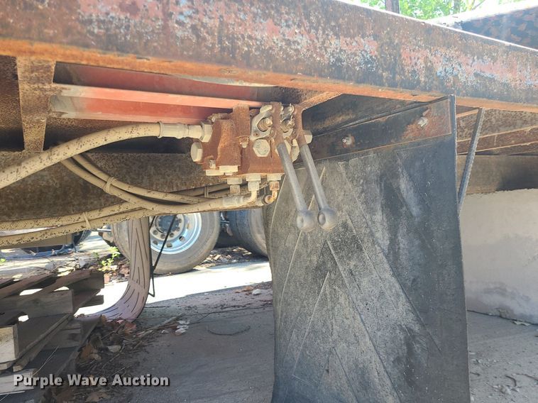 image for item MO9990 Flatbed with hoist