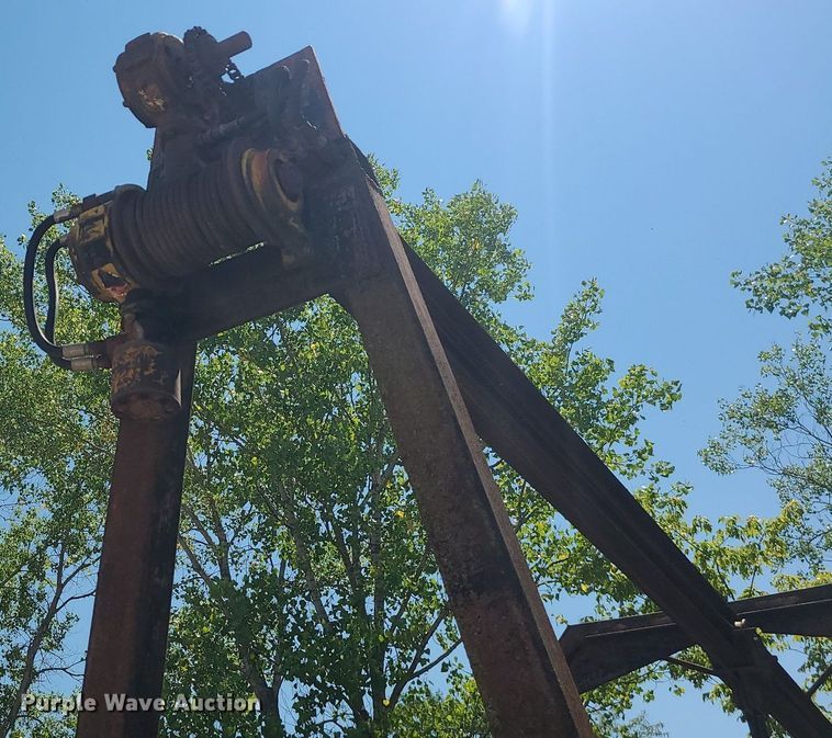 image for item MO9990 Flatbed with hoist