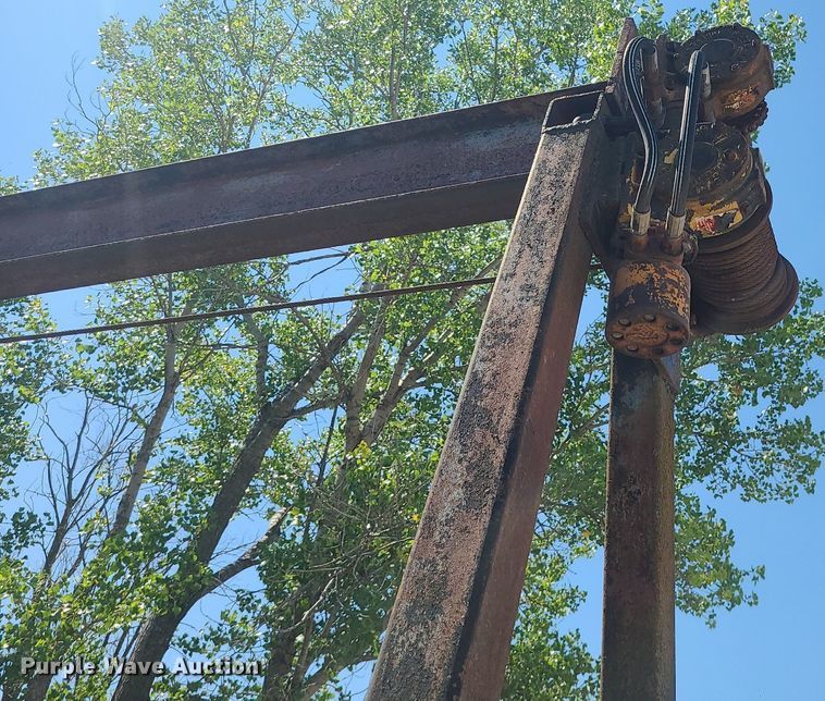 image for item MO9990 Flatbed with hoist