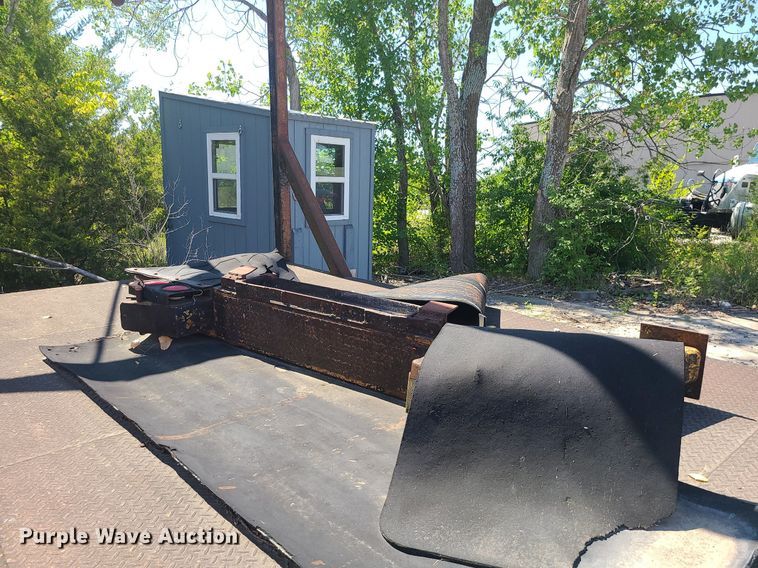 image for item MO9990 Flatbed with hoist