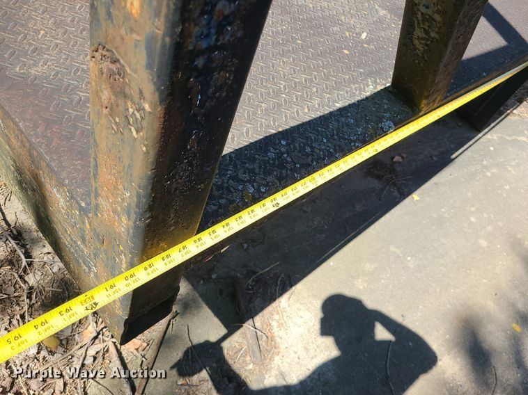 image for item MO9990 Flatbed with hoist