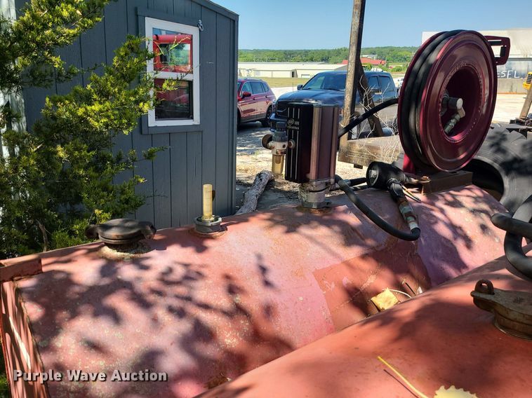 image for item MO9992 (2) oil tanks