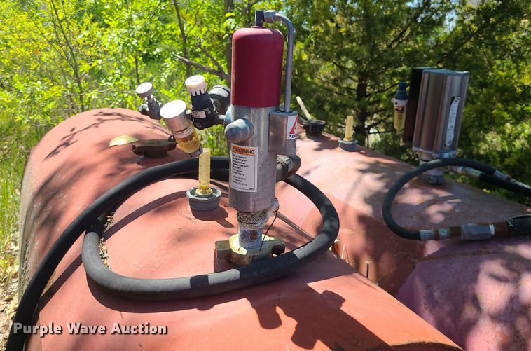 image for item MO9992 (2) oil tanks