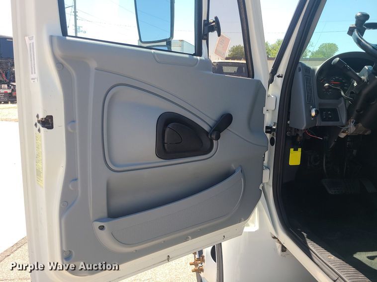 image for item MO9996 2007 International 4300  utility / service truck