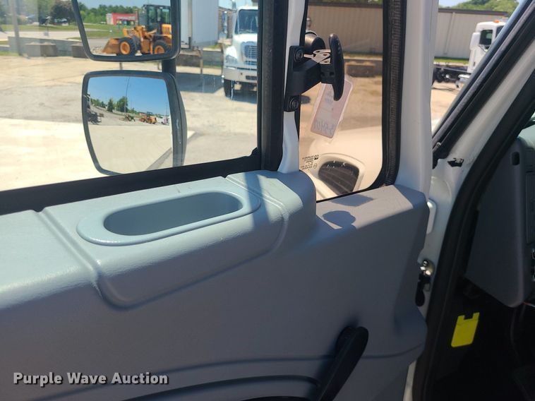 image for item MO9996 2007 International 4300  utility / service truck