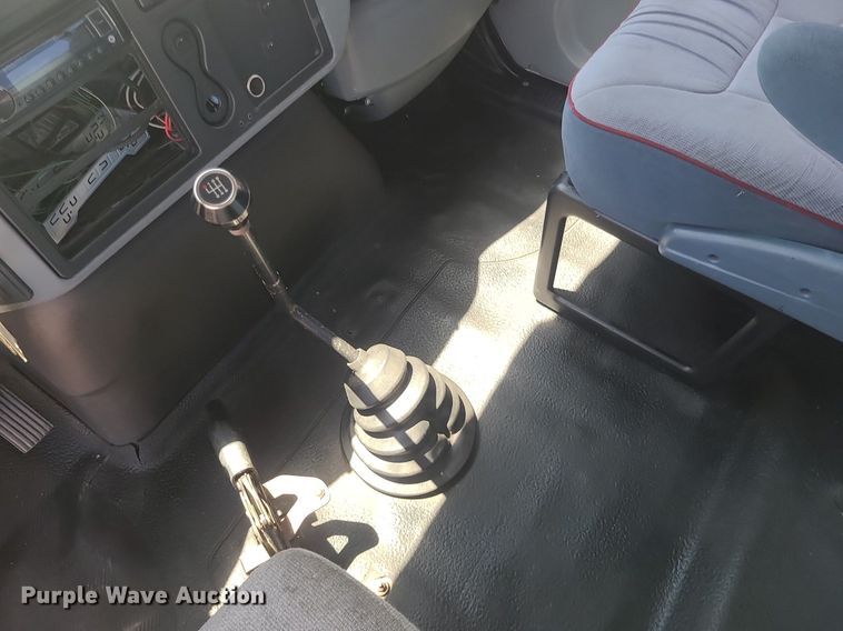 image for item MO9996 2007 International 4300  utility / service truck