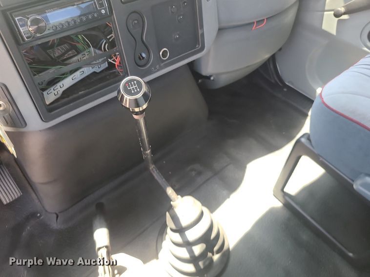 image for item MO9996 2007 International 4300  utility / service truck