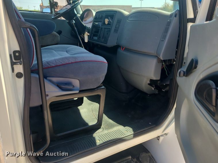 image for item MO9996 2007 International 4300  utility / service truck